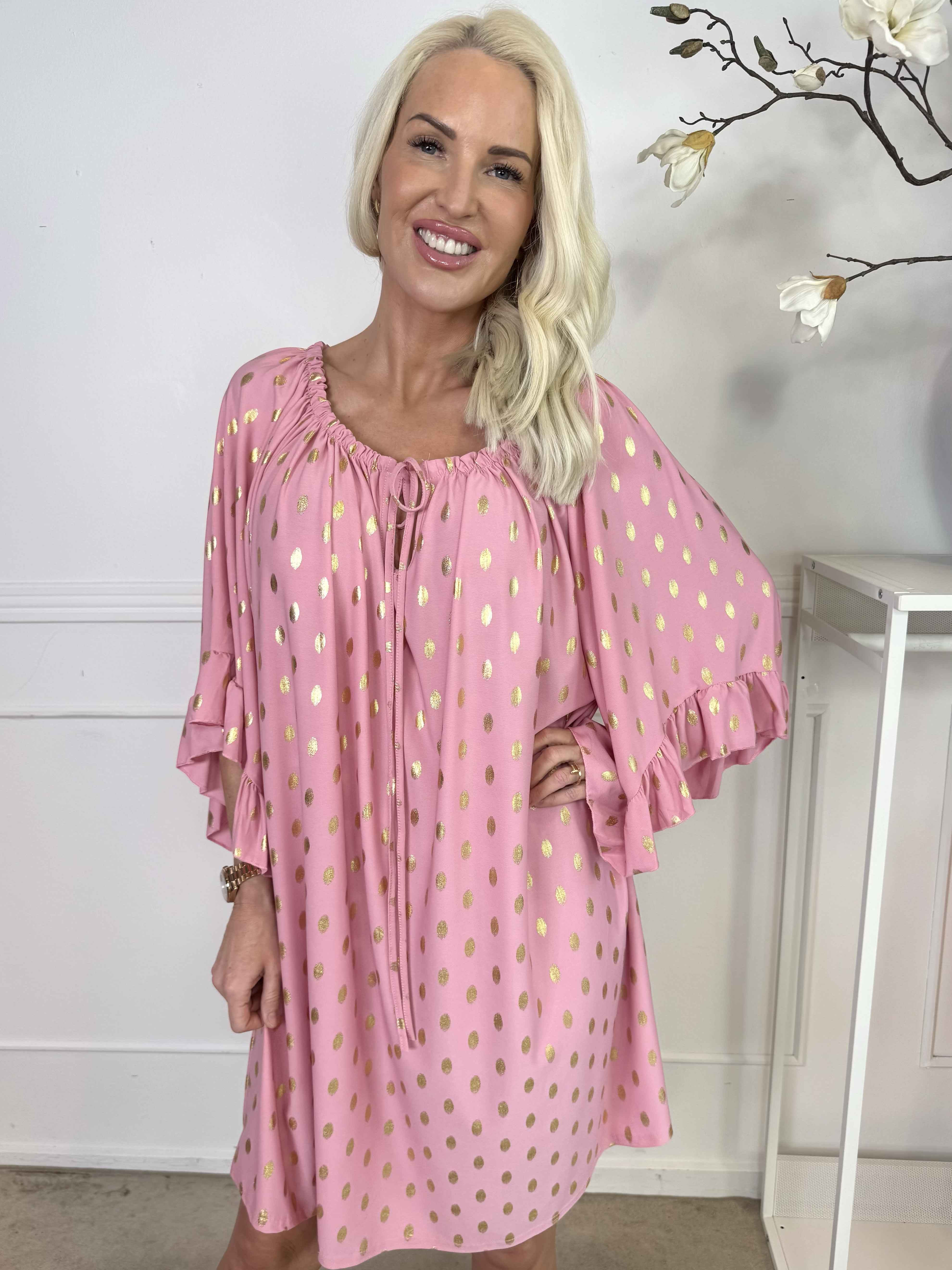 Yasma - Elastisk tunikakjole med guld prikker og flæseærmer